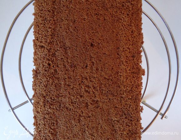 затем вынуть из формы, удалив бумагу, перевернуть на решетку. 
Дать бисквиту отдохнуть 5-6 часов. 
