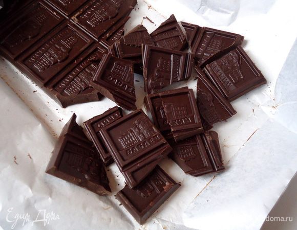 Для крема шоколад поломать на кусочки. 