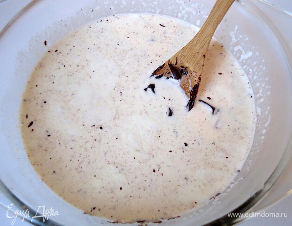 Сливки вскипятить, снять с огня. Добавить шоколад 
