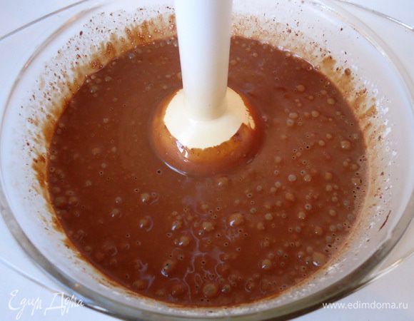 и хорошо взбить блендером. Половину сливочно - шоколадного крема отложить, он нам пригодится для верха торта.
