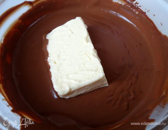 Во вторую половину положить  мягкое сливочное масло, хорошо взбить.
