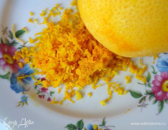 Натереть цедру с апельсина.