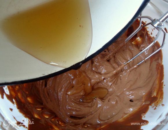 Добавить апельсиновый сироп и цедру апельсина и взбить еще раз.
