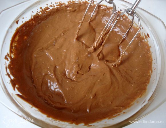 Убрать крем ненадолго в холод, что бы он немного схватился.
