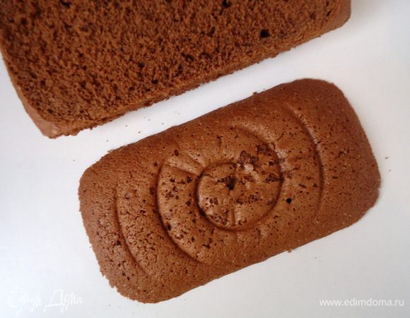 Тем временем верх бисквита срезать и разломать на мелкие кусочки, подсушить в духовке, затем измельчить в крошку.
