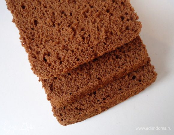 Оставшийся бисквит разрезать на три части.
