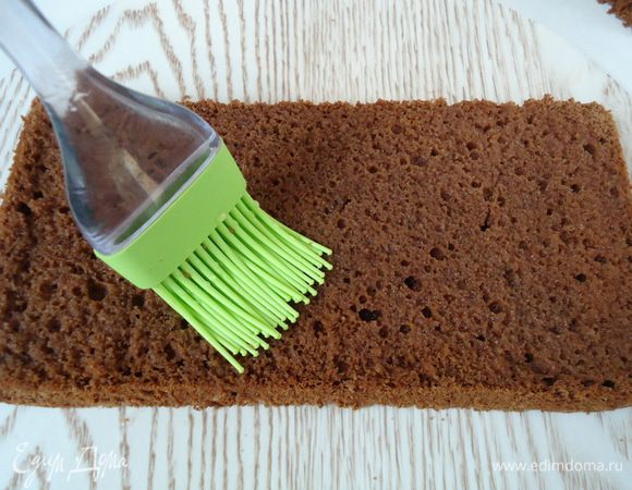 Пропитать хорошо сиропом.
