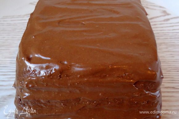 Верх торта промазать отложенным ранее сливочно-шоколадным кремом.
