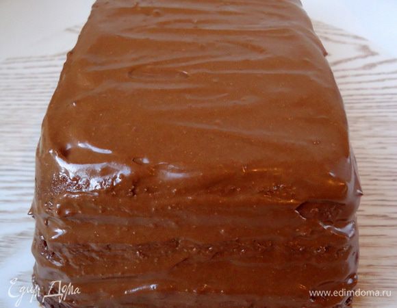 Верх торта промазать отложенным ранее сливочно-шоколадным кремом.
