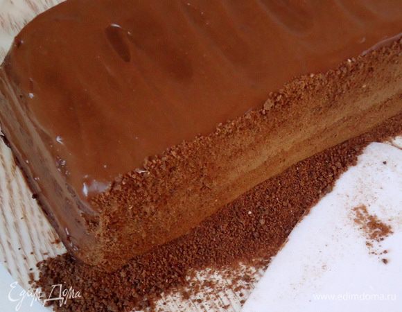 Бока торта обсыпать бисквитной крошкой. Убрать в холод на несколько часов для пропитки. 
