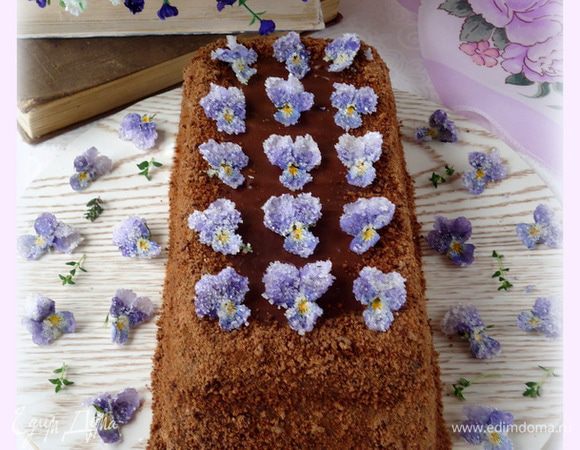 После украсить торт по желанию. Я украсила засахаренными цветами.
Приятного!!
