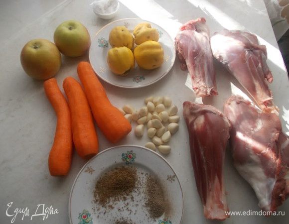 Подготовить продукты. Голяшки помыть и высушить,чеснок и морковь почистить.