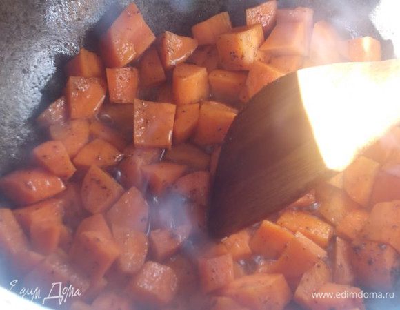 Казан или глубокую сковороду нагреть. Морковь порезать большим кубиком и в растительном масле обжарить до золотистой корочки, с добавлением сахара и зиры.