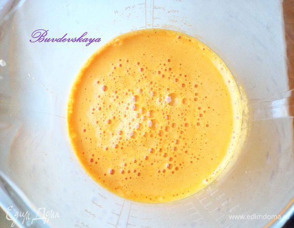 При помощи соковыжималки выжать сок из тыквы, апельсина и моркови. Добавить кленовый сироп и тыквенное масло (по желанию), размешать. Разлить по красивым бокалам и подавать. 