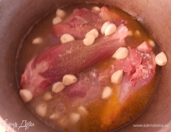 Наливаем бульон и накрываем крышкой. Тушим на маленьком огне около 1.5 часа. 