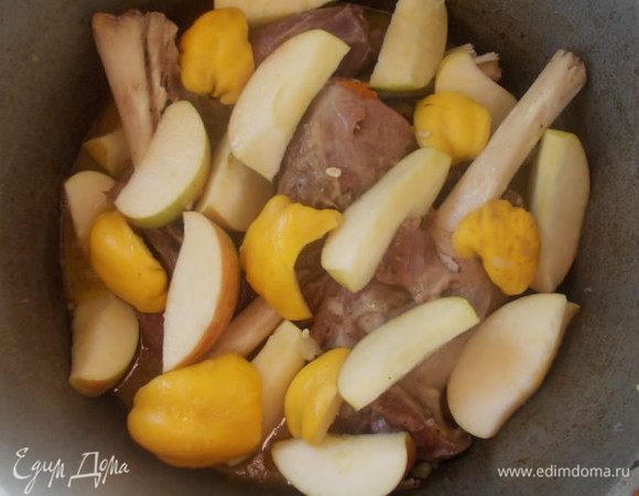 Когда мясо начнет отходить от кости и станет почти готовым, выключим огонь и включим духовку 220 С. Айву порежем дольками, я ещё добавить пару яблок. Польем соком лимона и отправим запекаться на пол часика.