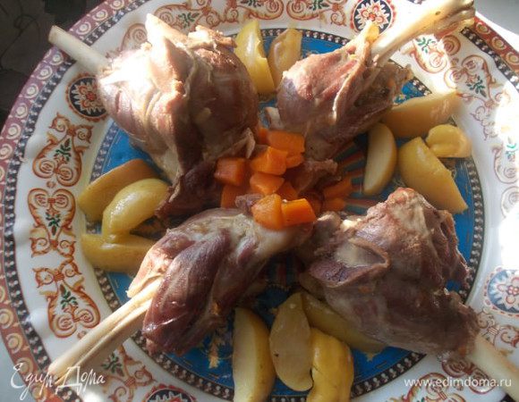 Затем выкладываем на блюдо, вместе с морковь и яблоками. Чеснок полностью разварится и превратится в кашу. Получится очень вкусный соус. Приятного аппетита!!!!!!!