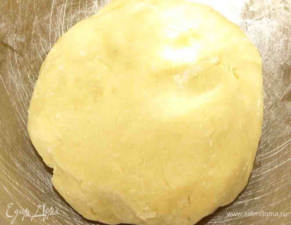 Замесить тесто, скатать в шар отправить в холодильник на 30 минут.