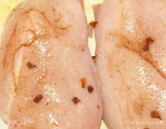 Грудки разрезать на две части. Соль, паприку, перец смешиваем и этой смесью приправляем грудки.