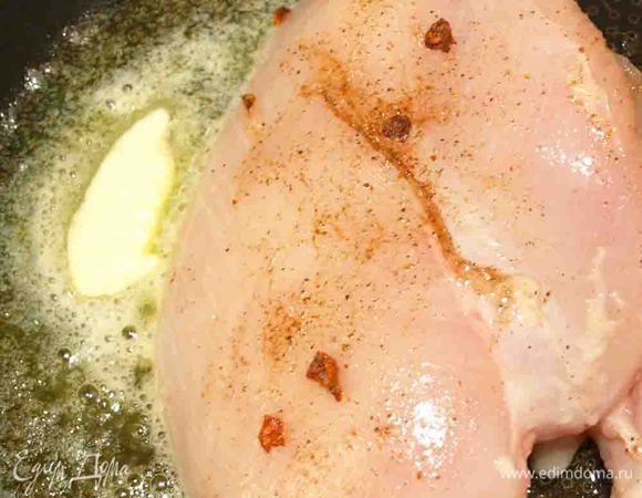 Обжариваем грудки с двух сторон на сливочном масле до готовности.
