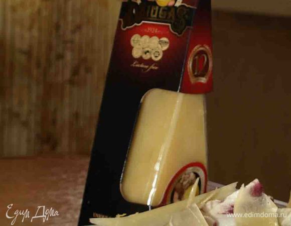 Готовые грудки выкладываем на тарелку, поливаем соусом.
Салатную смесь (любую на ваш вкус) слегка посолить, смешать с оливковым маслом и лимонным соком.
