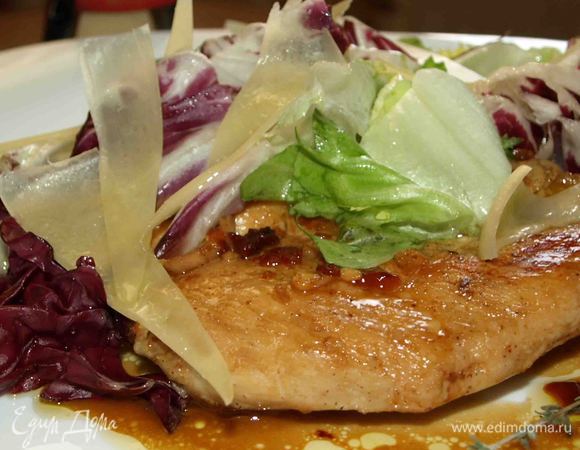 Салатную смесь выкладываем на грудки и украшаем ломтиками сыра и веточками тимьяна.

Приятного аппетита!
