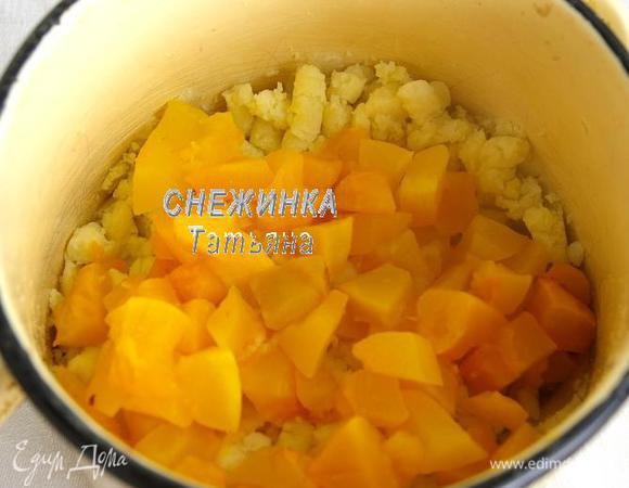 Первым делом готовим тесто. Картофель чистим и отвариваем до готовности. Сцеживаем воду, делаем пюре. В этом время мякоть тыквы нарезаем кубиком, присаливаем, заворачиваем в фольгу и запекаем до мягкости при 200 С. К картофельному пюре добавляем готовую тыкву.