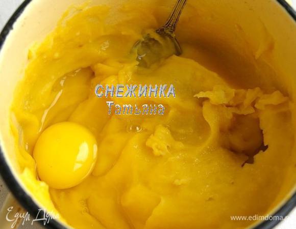 Пюрируем всё вместе блендером в однородную массу. Добавляем яйцо, щепотку соли, перемешиваем.