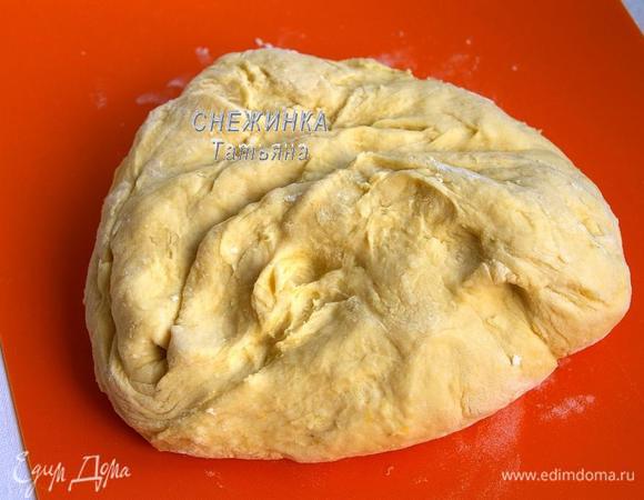 Постепенно всыпаем муку и замешиваем тесто. Тут надо быть внимательным. Тесто остаётся достаточно мягким, мукой лучше его не забивать, а потом подсыпать при раскатке теста. Оставляем.
