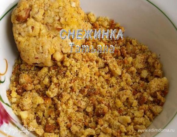 Готовим начинку. Печенье измельчаем в крупную крошку.