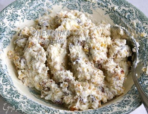 Соединяем рикотту с печеньем, сахаром и изюмом, предварительно промытым в горячей воде.