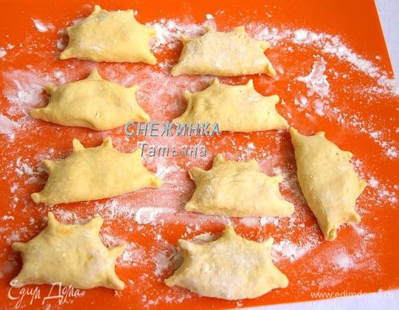 Закрываем вареник, защипываем края, можно сделать вот такие полусолнышки:)