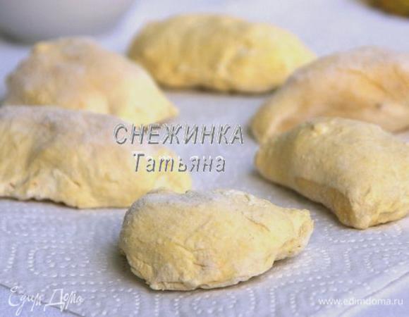 Из оставшейся части теста я сделала вареники с вишней. Тут всё просто. В вареник кладём вишню и присыпаем небольшим количеством сахара. Часть вареников можно заморозить. 