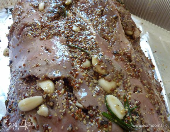 За 2 часа до начала приготовления вытащить мясо из холодильника и снова "промассажировать", если чеснок будет выпадать, потом обязательно вернуть все зубчики в дырочки  (советую массаж делать в перчатках).