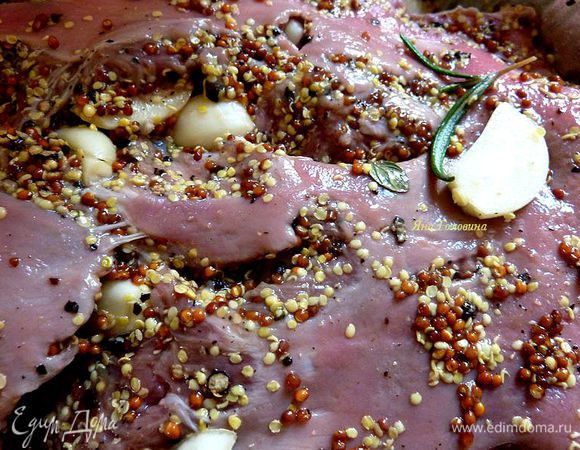 После "массажа" в отверстия с чесноком повтыкать розмарин, накрыть мясо и дать отдохнуть часа 2.
