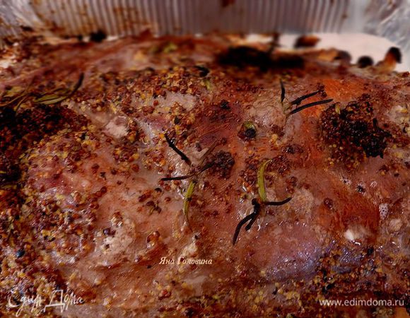 Мясо поставить в духовку на 10-15 минут, перевернуть и ещё на 10 минут, нам нужна красивая корочка, которая сохранит всё сочность мяса (эту процедуру можно проделать и на сковороде, но у меня нет такой большой, и так чище). 