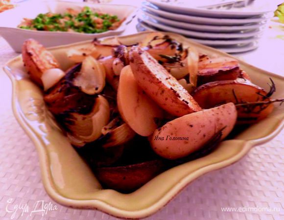 Как только мясо готово, вытащить его на доску отдыхать минут на 15. Соус перелить в соусник, приправить по вкусу и подавать отдельно к картошки с мясом.
