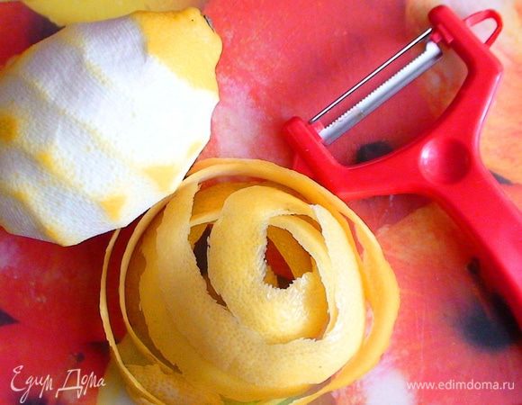 Лимоны помыть, обсушить, снять цедру либо при помощи овощечистки (так, чтобы не попала белая часть-иначе будет горчить), либо при помощи терки.