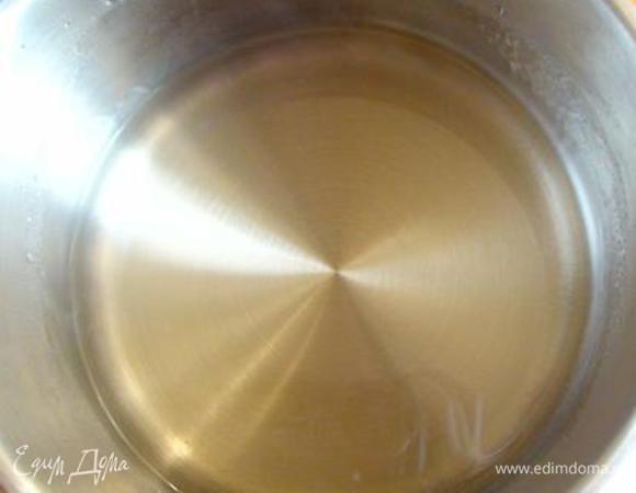 Через 7 дней сварить сироп из воды и сахара. Остудить.