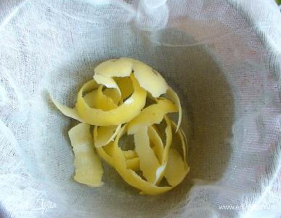 Лимонную настойку процедить через двойной слой марли.