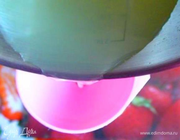 Смешать настойку с остывшим сиропом и с помощью воронки перелить в бутылку.