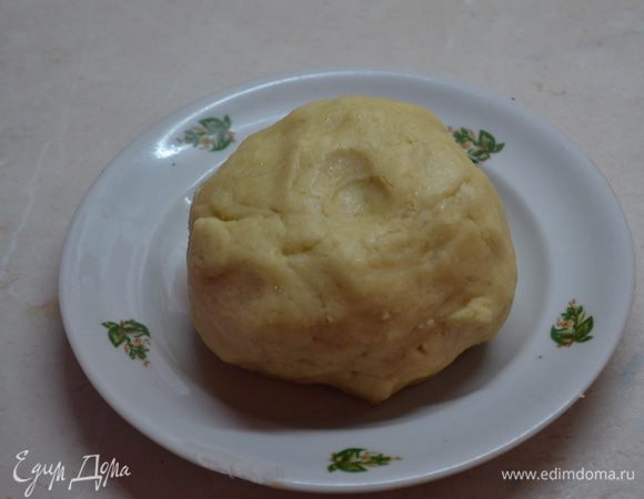 Сначала готовим тесто : в кухонном процессоре муку разбиваем со сливочным маслом ( холодным) и сахаром в крошку . Добавляем щепотку соли , 4-5 ст.л. холодной воды на быстро замешиваем тесто. Тесто ставим на 30 мин в холодильник .