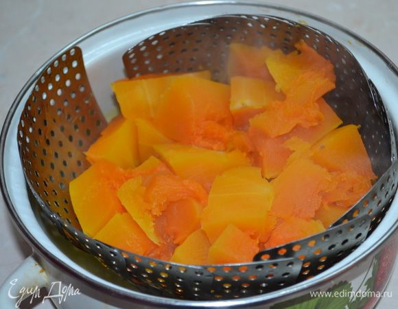 Тыкву чистим, режем на ломтики и отвариваем (я на пару ) 