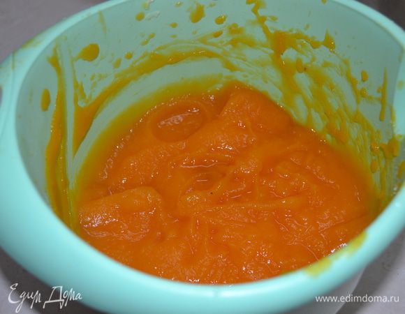 Тыкву с помощью блендера превращаем в пюре. Добавляем сливки, яйца, лимонный сок, корицу и все хорошо вымешиваем.