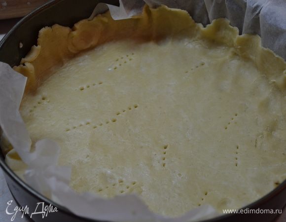 Тесто выкладываем в форму для выпечки, формируем бортики.