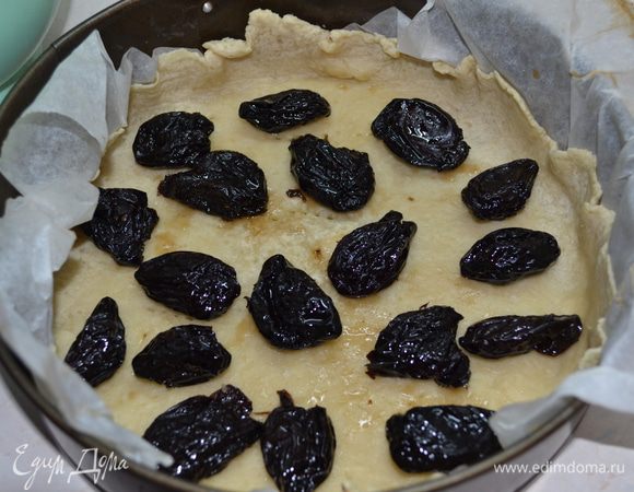 Сверху выкладываем груз (фасоль, горох, через пергаментную бумагу).
Выпекаем основу 10-15 см при темп . 180 гр. Выкладываем на тесто чернослив.