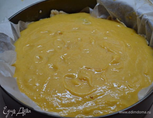  Далее заливаем тыквенную начинку.