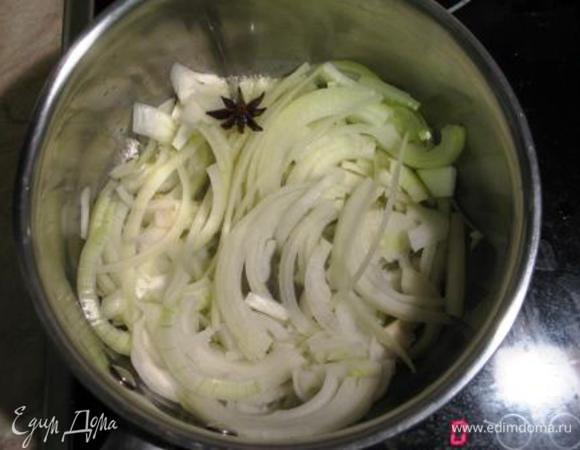 Поставить сковороду на средний огонь, положить сливочное и добавить оливковое масло, фенхель с семенами, лук и звездочку бадьяна. У меня без фенхеля - перепила в свое время чаев для повышения лактации, теперь его на дух не переношу!