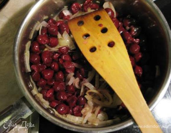 Пассеровать, пока овощи не станут мягкими, но сохранят цвет. Добавить вишню и уксус, готовить, помешивая, 30 сек. 