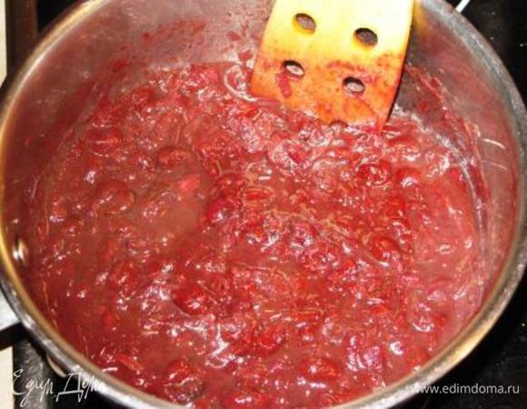 Убавить огонь и выпаривать, помешивая, до консистенции густого джема. Посолить по вкусу. 